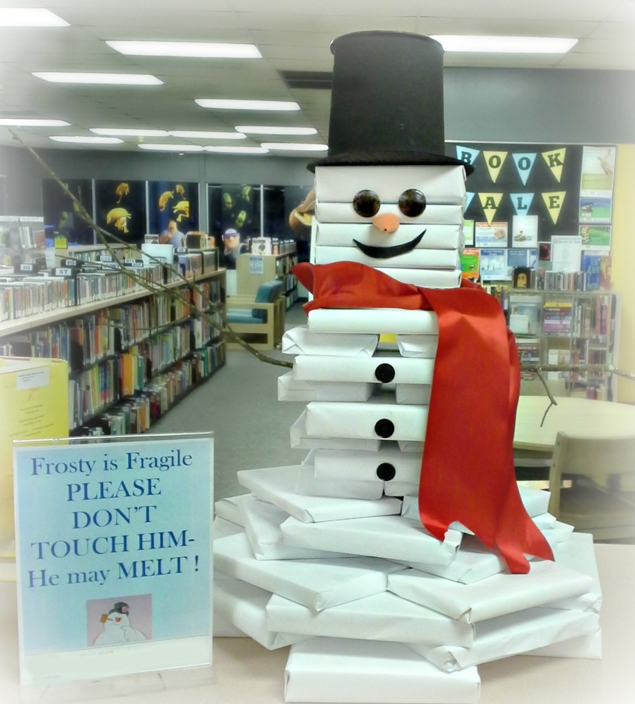 A book snowman! Perfect display for libraries and bookstores ;)